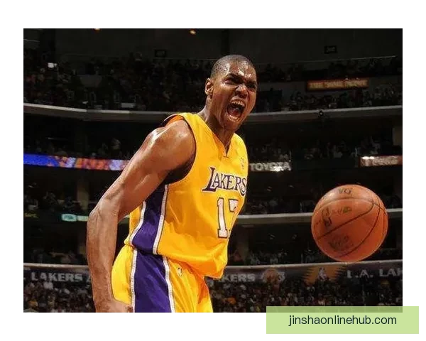 好久不见38岁拜纳姆现身洛杉矶骑行昔日湖人双冠功臣再引球迷回忆